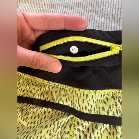 LULULEMON SIZE 10 SPEED SHORT/ Dottie dash yellow

Style W7A19S - Picture 8 of 11